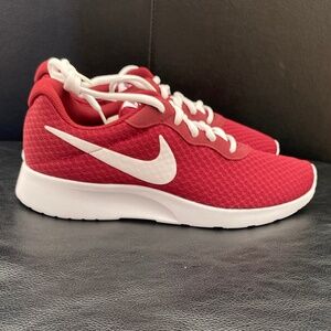 ** NEW ** NIKE WOMENS TANJUN RED/WHITE SHOE  SIZE 9